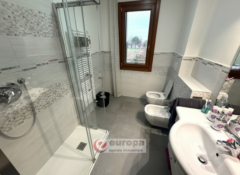 VALPROTO: zona interna con parcheggi in piccolo contesto di 6 unità al primo ed ultimo piano bica...