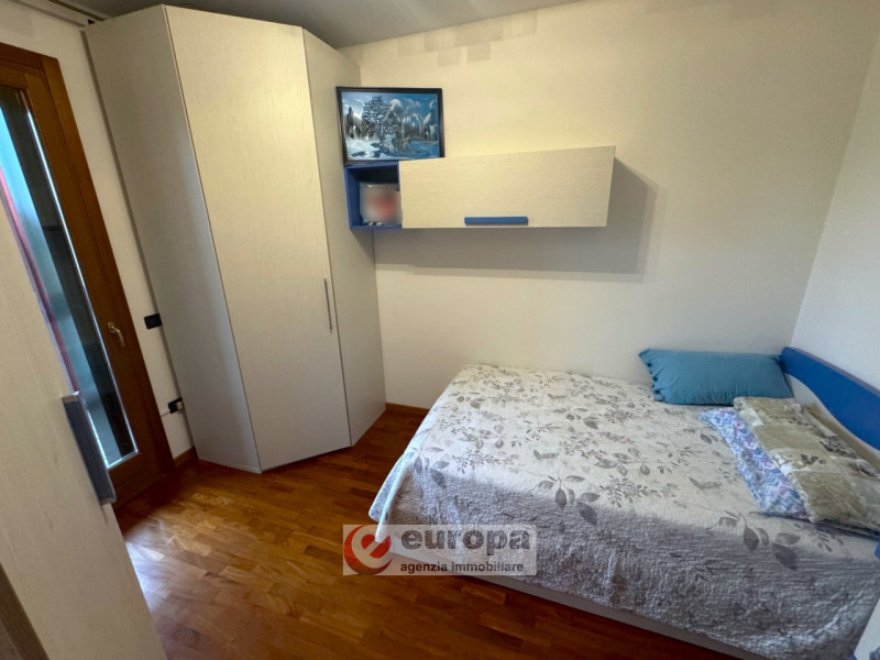 VALPROTO: zona interna con parcheggi in piccolo contesto di 6 unità al primo ed ultimo piano bica...