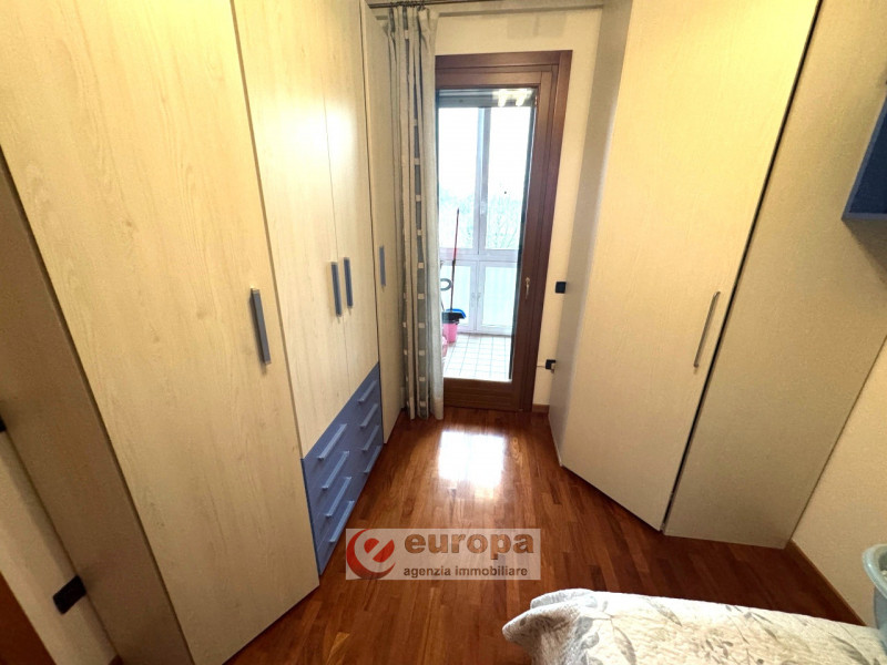 VALPROTO: zona interna con parcheggi in piccolo contesto di 6 unità al primo ed ultimo piano bica...