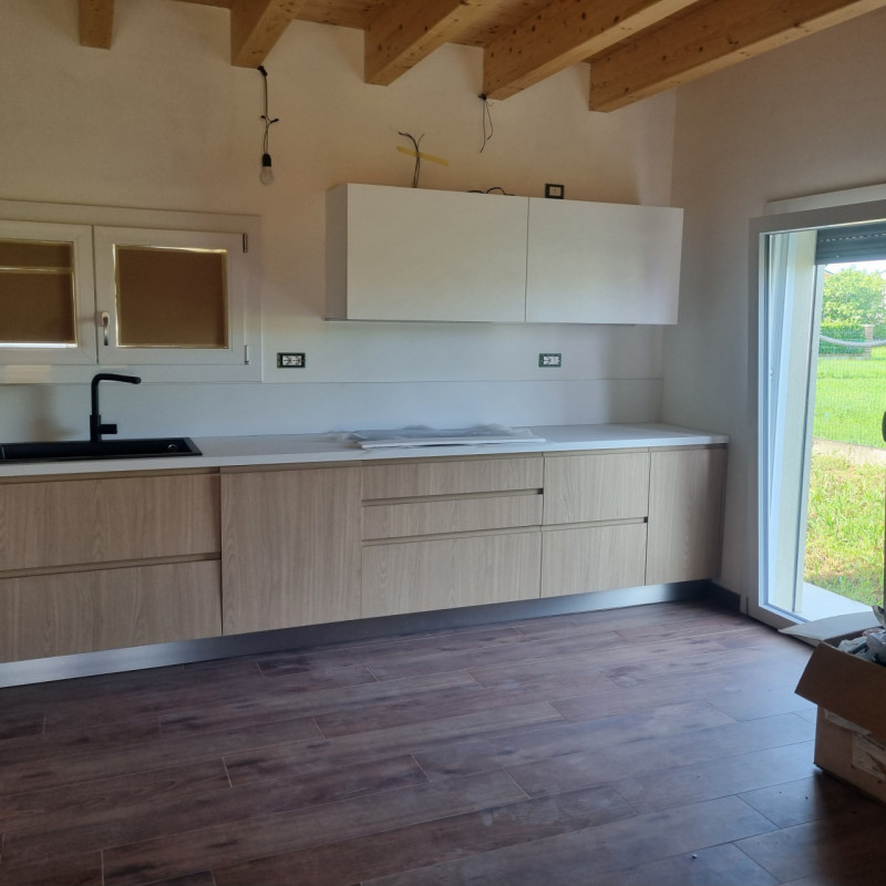 SALBORO - Nelle vicinanze del centro città, comodo alle tangenziali sorge bellissima soluzione si...