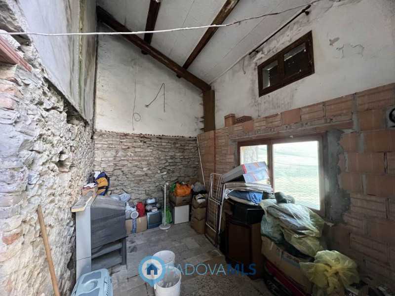 Immobile in esclusiva al Gruppo Padova MLS.
Fabbricato accostato da RISTRUTTURARE COMPLETAMENTE a...