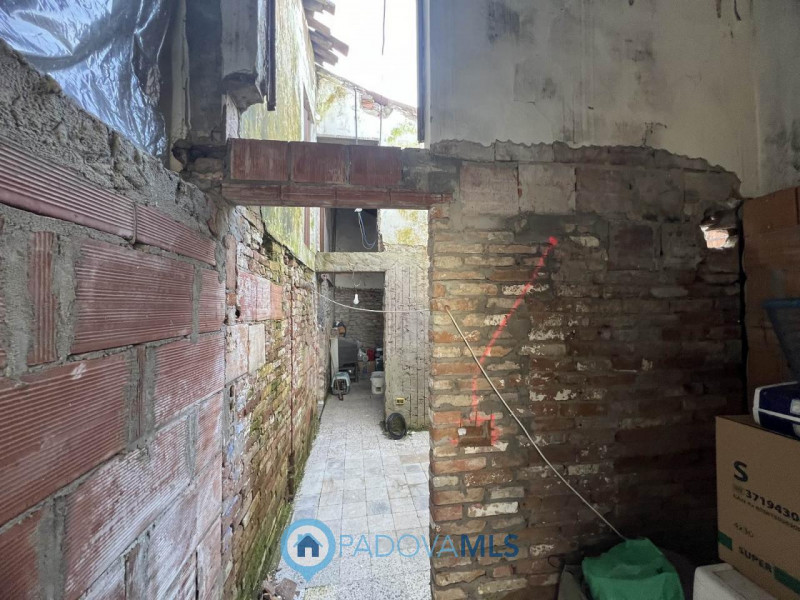 Immobile in esclusiva al Gruppo Padova MLS.
Fabbricato accostato da RISTRUTTURARE COMPLETAMENTE a...