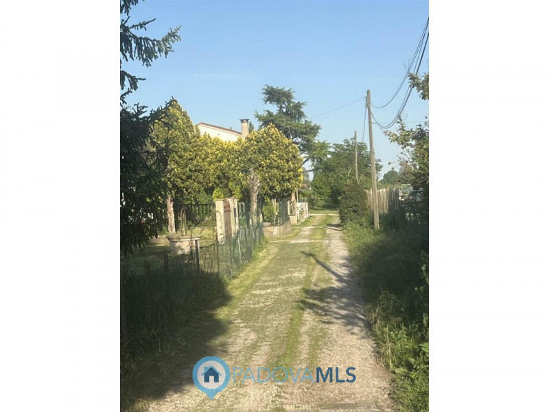 Immobile in esclusiva al Gruppo Padova MLS.
Fabbricato accostato da RISTRUTTURARE COMPLETAMENTE a...