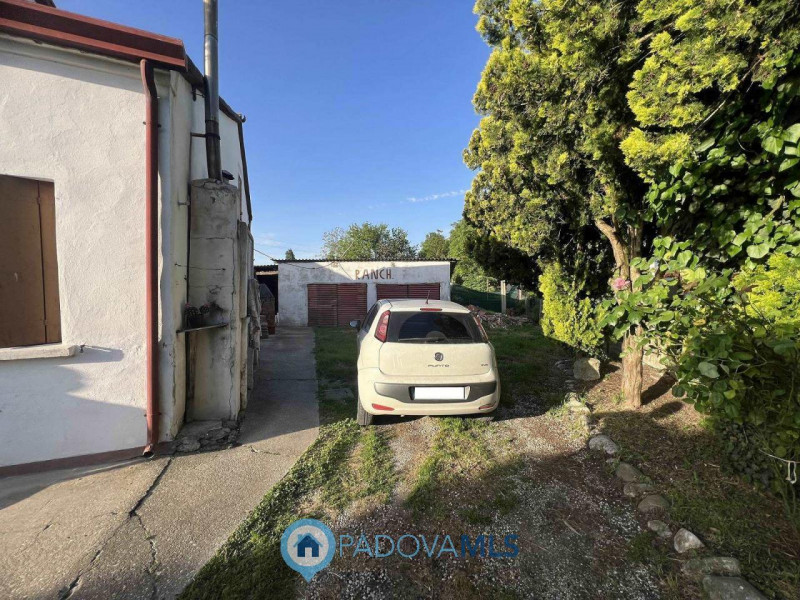 Immobile in esclusiva al Gruppo Padova MLS.
Fabbricato accostato da RISTRUTTURARE COMPLETAMENTE a...