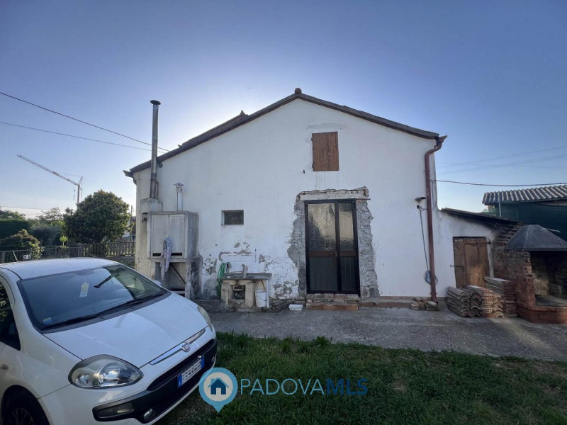 Immobile in esclusiva al Gruppo Padova MLS.
Fabbricato accostato da RISTRUTTURARE COMPLETAMENTE a...