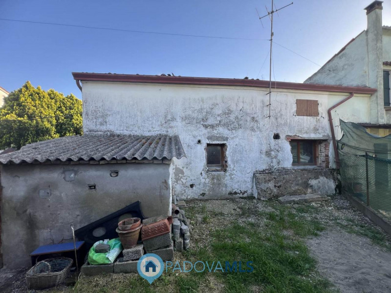 Immobile in esclusiva al Gruppo Padova MLS.
Fabbricato accostato da RISTRUTTURARE COMPLETAMENTE a...