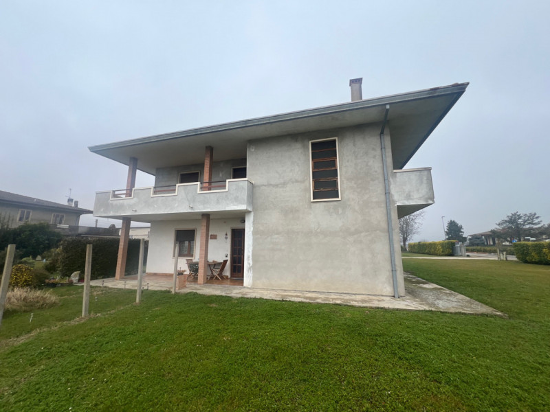 Se stai cercando un appartamento spazioso e versatile, non perdere questa opportunità unica nel c...