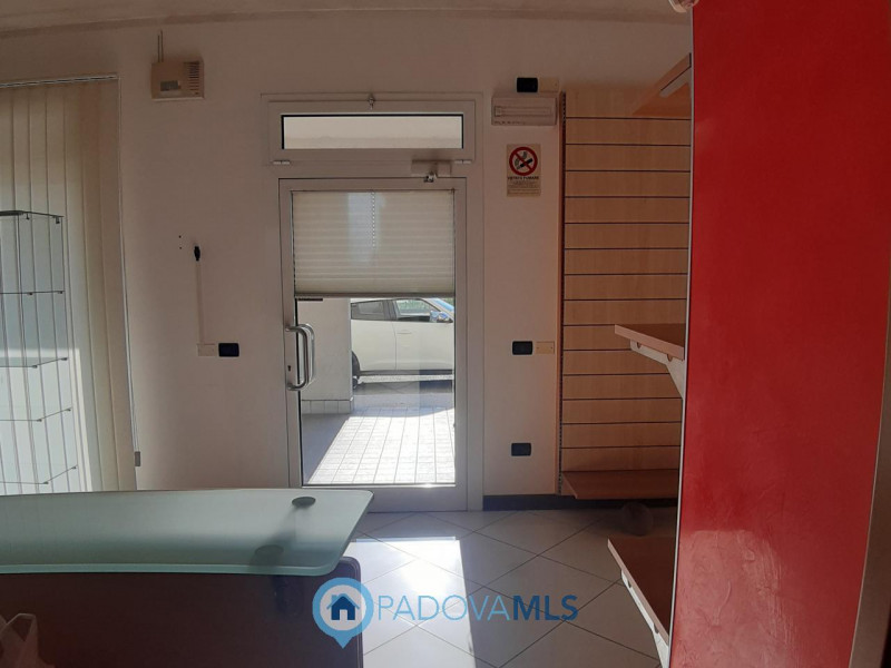 Immobile in esclusiva al Gruppo Padova MLS
A due passi dal centro di Solesino, in zona commercial...