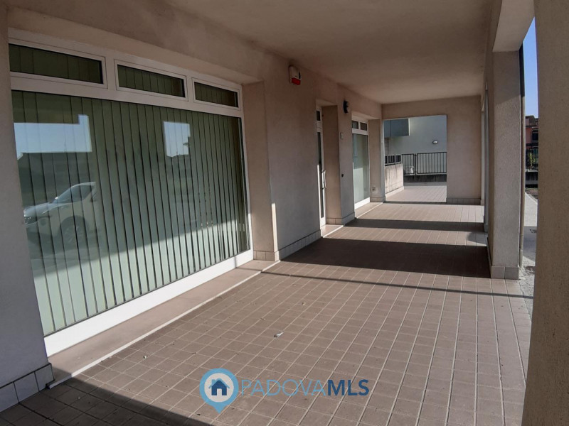 Immobile in esclusiva al Gruppo Padova MLS
A due passi dal centro di Solesino, in zona commercial...