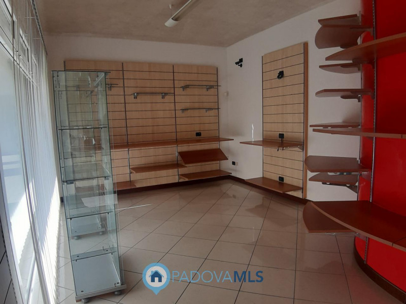 Immobile in esclusiva al Gruppo Padova MLS
A due passi dal centro di Solesino, in zona commercial...