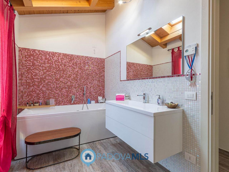 Immobile in esclusiva al Gruppo Padova MLS
Nel cuore della zona Bosco di Rubano, in un contesto r...