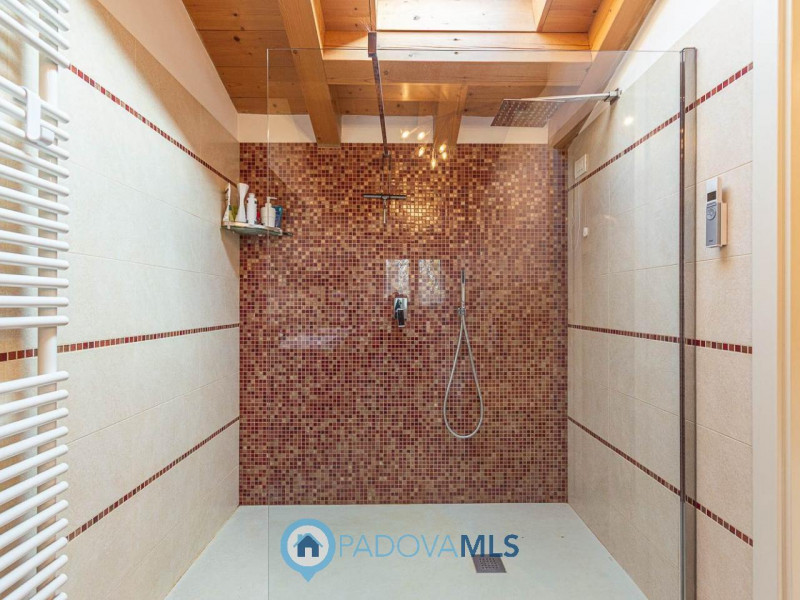 Immobile in esclusiva al Gruppo Padova MLS
Nel cuore della zona Bosco di Rubano, in un contesto r...