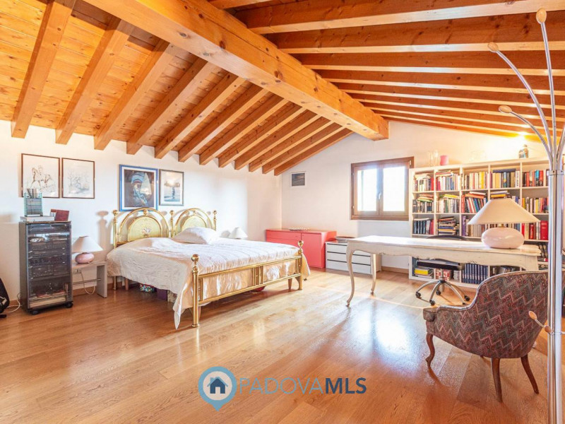 Immobile in esclusiva al Gruppo Padova MLS
Nel cuore della zona Bosco di Rubano, in un contesto r...