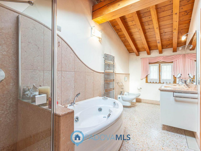 Immobile in esclusiva al Gruppo Padova MLS
Nel cuore della zona Bosco di Rubano, in un contesto r...