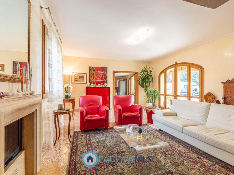 Immobile in esclusiva al Gruppo Padova MLS
Nel cuore della zona Bosco di Rubano, in un contesto r...