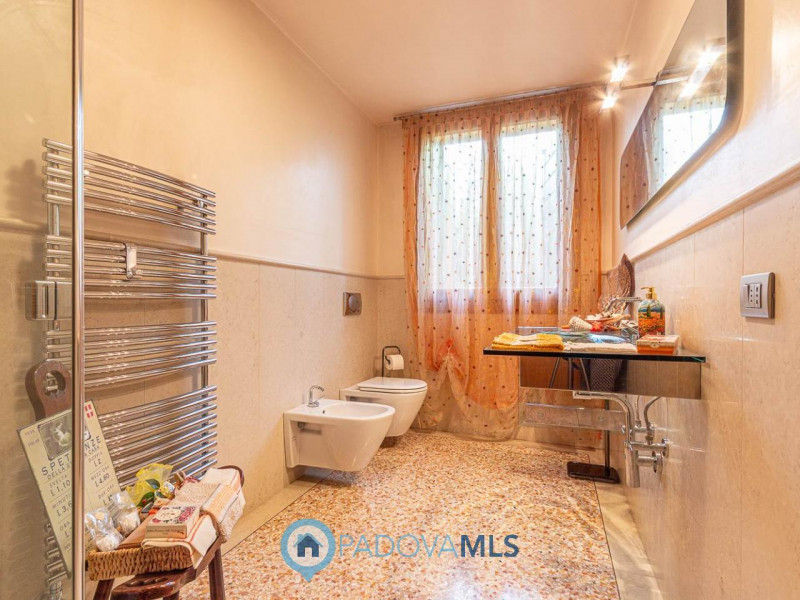 Immobile in esclusiva al Gruppo Padova MLS
Nel cuore della zona Bosco di Rubano, in un contesto r...