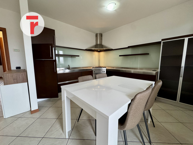 ARZERGRANDE - Centro. Zona servita e tranquilla nel contempo comodo a Chiesa e Municipio.

Primo ...