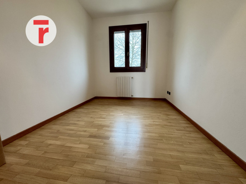 ARZERGRANDE - Centro. Zona servita e tranquilla nel contempo comodo a Chiesa e Municipio.

Primo ...