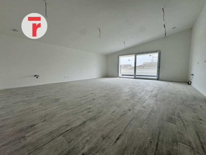 TORRE

Un’occasione unica per chi cerca un attico esclusivo in una zona verde e tranquilla, perfe...