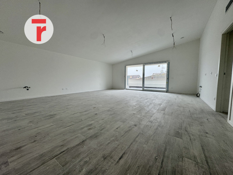 TORRE

Un’occasione unica per chi cerca un attico esclusivo in una zona verde e tranquilla, perfe...