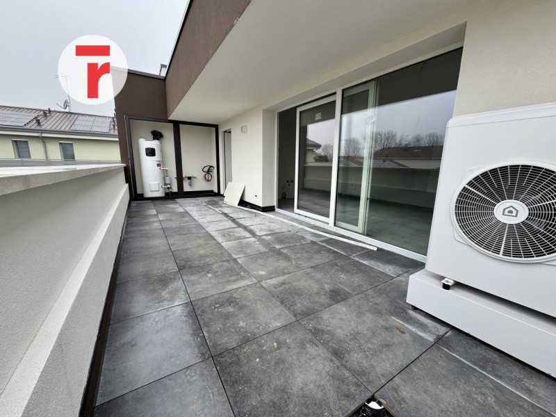 TORRE

Un’occasione unica per chi cerca un attico esclusivo in una zona verde e tranquilla, perfe...