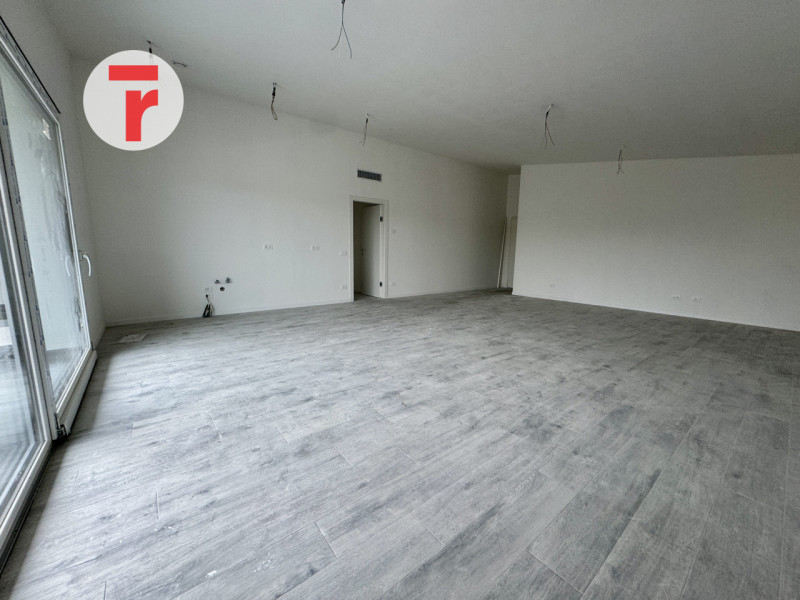 TORRE

Un’occasione unica per chi cerca un attico esclusivo in una zona verde e tranquilla, perfe...