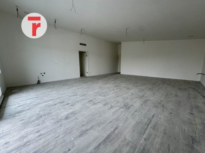 TORRE

Un’occasione unica per chi cerca un attico esclusivo in una zona verde e tranquilla, perfe...