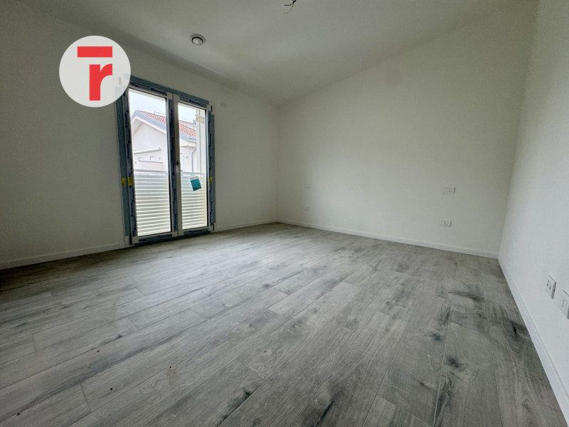 TORRE

Un’occasione unica per chi cerca un attico esclusivo in una zona verde e tranquilla, perfe...