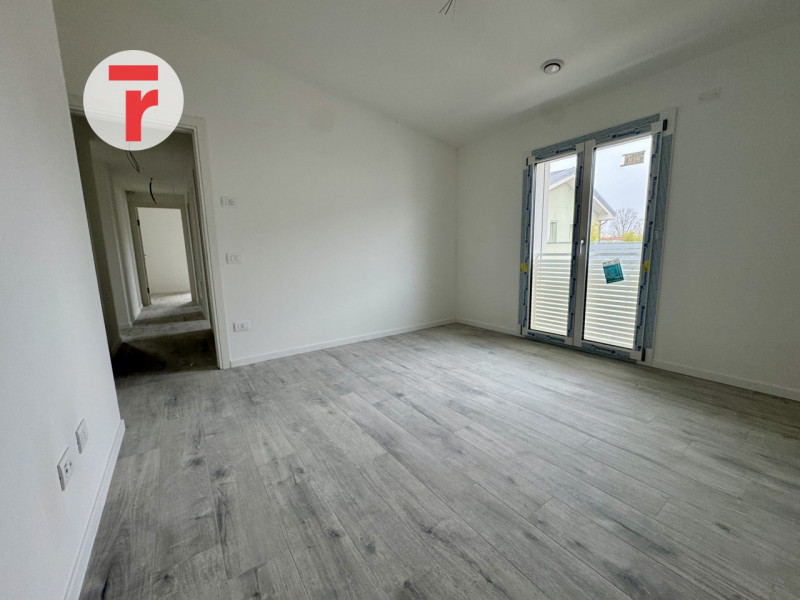 TORRE

Un’occasione unica per chi cerca un attico esclusivo in una zona verde e tranquilla, perfe...