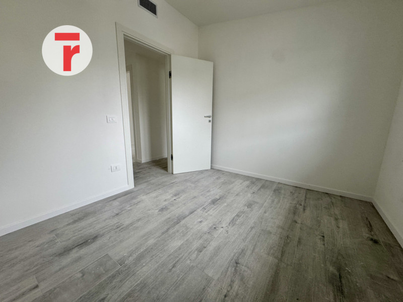 TORRE

Un’occasione unica per chi cerca un attico esclusivo in una zona verde e tranquilla, perfe...