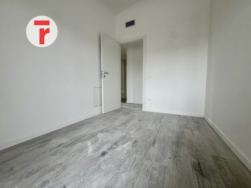 TORRE

Un’occasione unica per chi cerca un attico esclusivo in una zona verde e tranquilla, perfe...