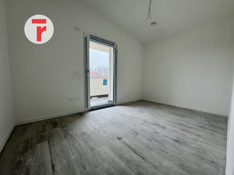 TORRE

Un’occasione unica per chi cerca un attico esclusivo in una zona verde e tranquilla, perfe...