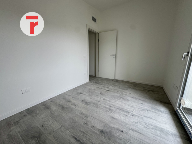 TORRE

Un’occasione unica per chi cerca un attico esclusivo in una zona verde e tranquilla, perfe...