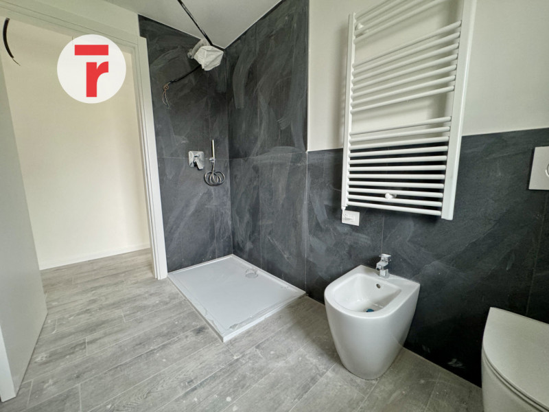 TORRE

Un’occasione unica per chi cerca un attico esclusivo in una zona verde e tranquilla, perfe...