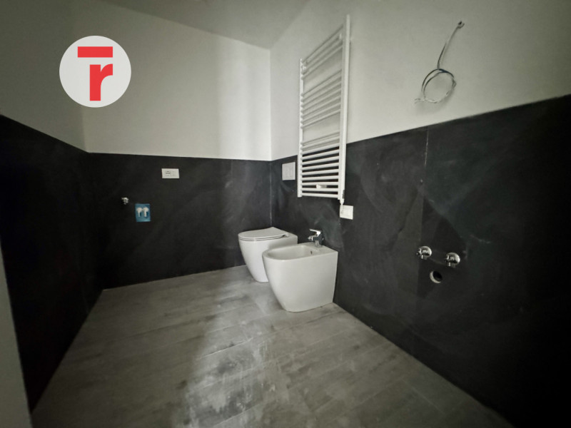 TORRE

Un’occasione unica per chi cerca un attico esclusivo in una zona verde e tranquilla, perfe...