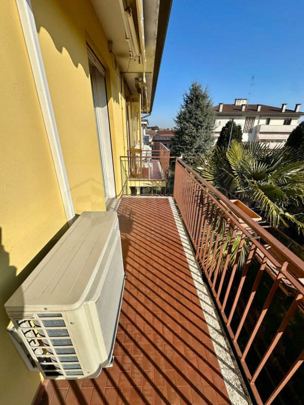 Nel cuore pulsante di Noventa Padovana, proponiamo in esclusiva appartamento trilocale situato al...