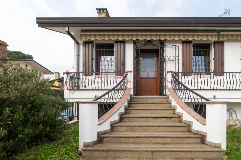PIOVE DI SACCO zona ex piscina - Porzione di BIFAMILIARE situata in elegante contesto residenzial...