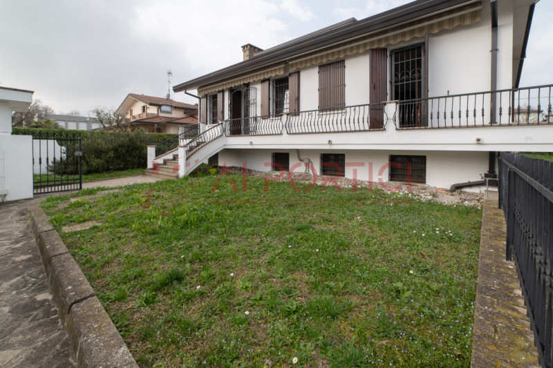 PIOVE DI SACCO zona ex piscina - Porzione di BIFAMILIARE situata in elegante contesto residenzial...
