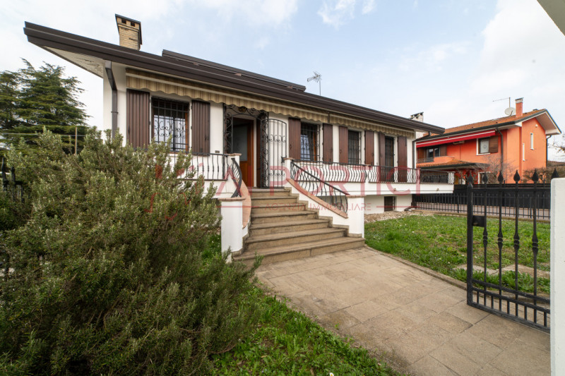 PIOVE DI SACCO zona ex piscina - Porzione di BIFAMILIARE situata in elegante contesto residenzial...