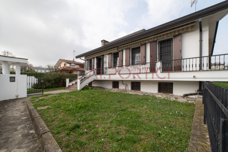 PIOVE DI SACCO zona ex piscina - Porzione di BIFAMILIARE situata in elegante contesto residenzial...