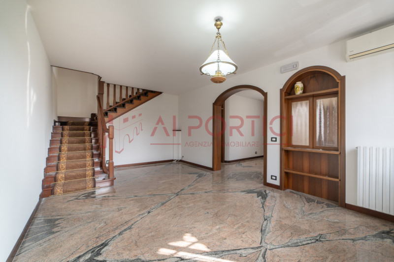 PIOVE DI SACCO zona ex piscina - Porzione di BIFAMILIARE situata in elegante contesto residenzial...