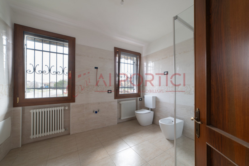 PIOVE DI SACCO zona ex piscina - Porzione di BIFAMILIARE situata in elegante contesto residenzial...