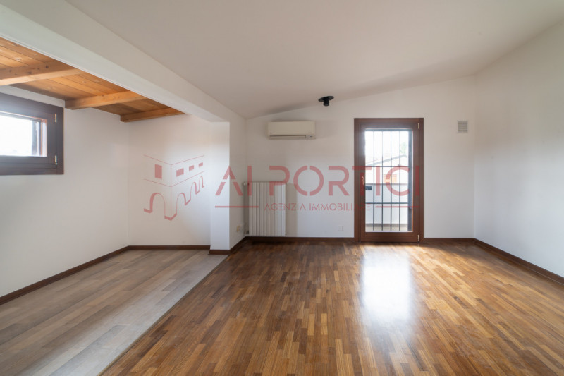 PIOVE DI SACCO zona ex piscina - Porzione di BIFAMILIARE situata in elegante contesto residenzial...