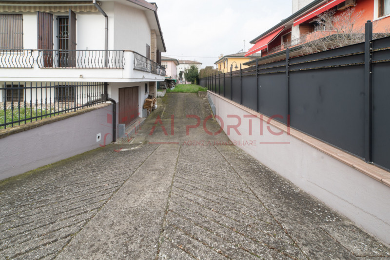 PIOVE DI SACCO zona ex piscina - Porzione di BIFAMILIARE situata in elegante contesto residenzial...