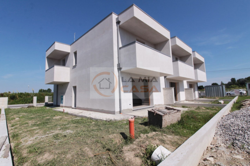 Legnaro - In contesto residenziale tranquillo e moderno, proponiamo porzione centrale di nuova co...