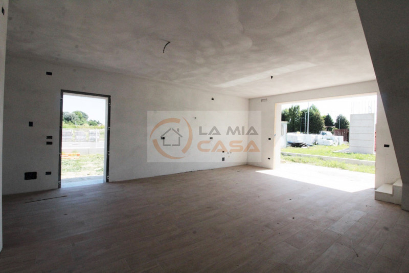 Legnaro - In contesto residenziale tranquillo e moderno, proponiamo porzione centrale di nuova co...