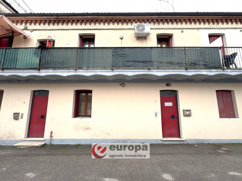 VIA DOMENICONI (laterale v.le Verona): LABORATORIO al piano terra con altezza di 3,20 mt, costitu...