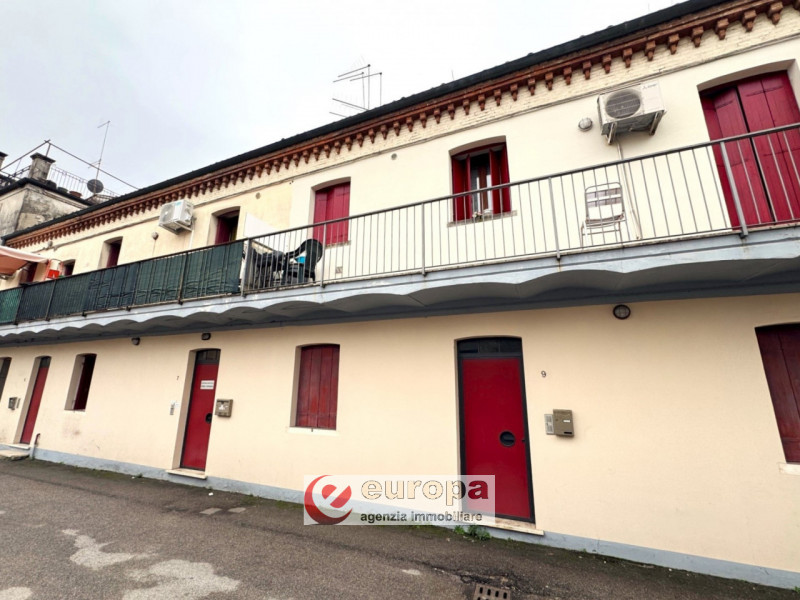 VIA DOMENICONI (laterale v.le Verona): LABORATORIO al piano terra con altezza di 3,20 mt, costitu...