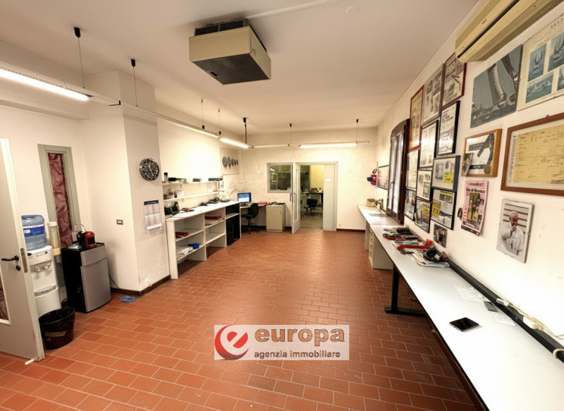 VIA DOMENICONI (laterale v.le Verona): LABORATORIO al piano terra con altezza di 3,20 mt, costitu...