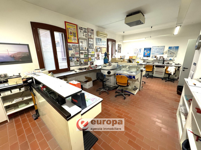 VIA DOMENICONI (laterale v.le Verona): LABORATORIO al piano terra con altezza di 3,20 mt, costitu...